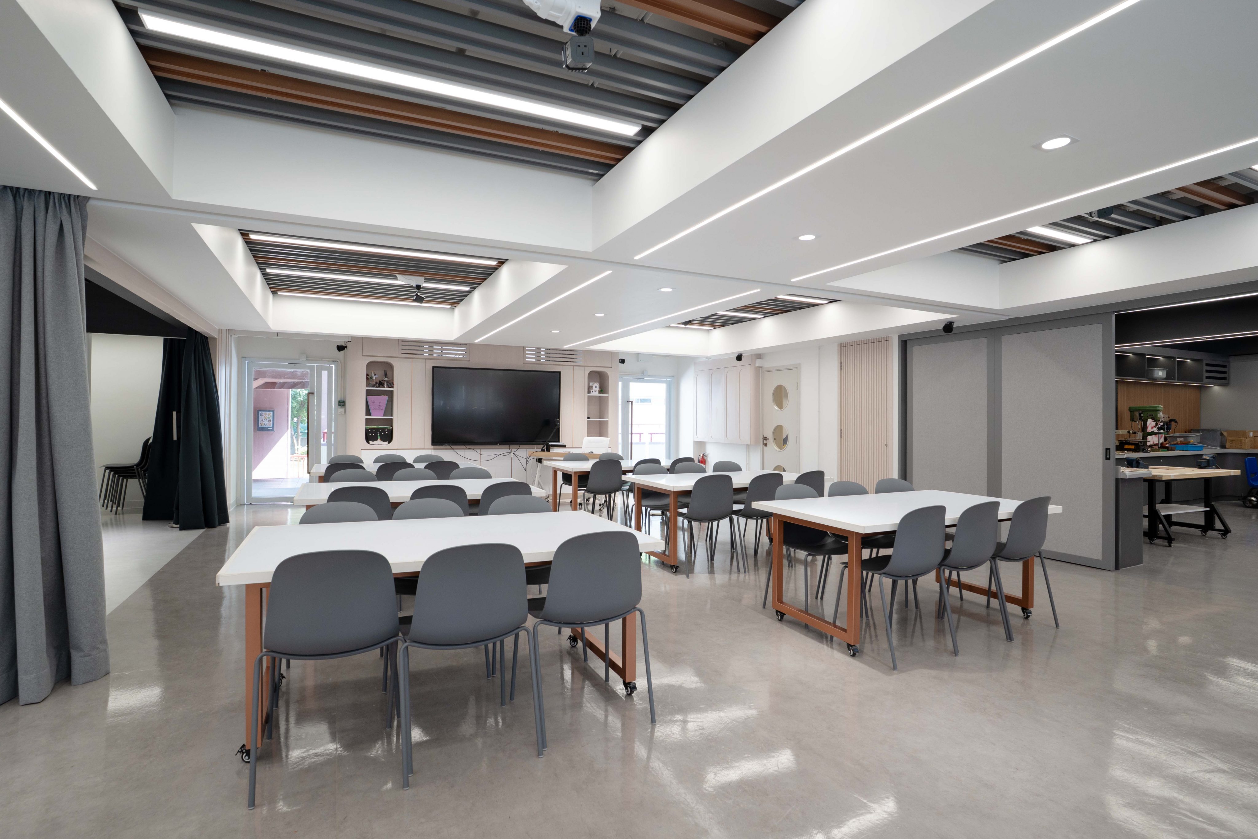 香港布廠商會朱石麟中學